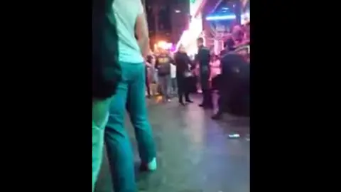 Agresión a tres policías nacionales en una zona de discotecas de Benidorm.