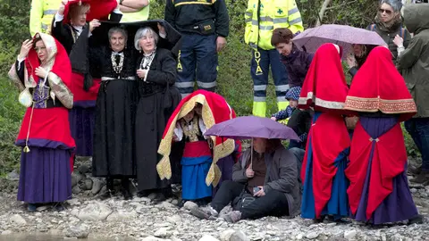 Imágenes del Día de la Almadía con el tradicional descenso por el río Esca. EFE (1)