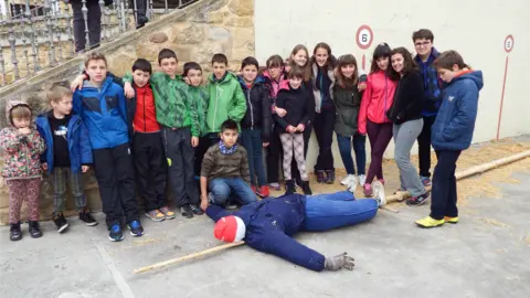 Los chavales del pueblo posan junto al mayo.