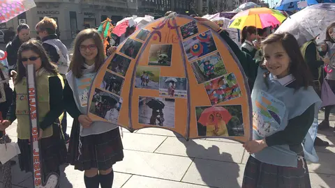 Alumnado de seis centros escolares participan en los actos de la Campaña Mundial por la Educación, convocada bajo el lema La educación nos protege, protejamos su financiación. 2