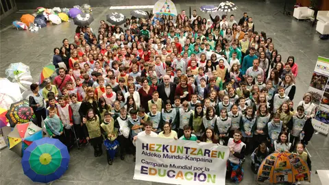 Alumnado de seis centros escolares participan en los actos de la Campaña Mundial por la Educación, convocada bajo el lema La educación nos protege, protejamos su financiación. 7