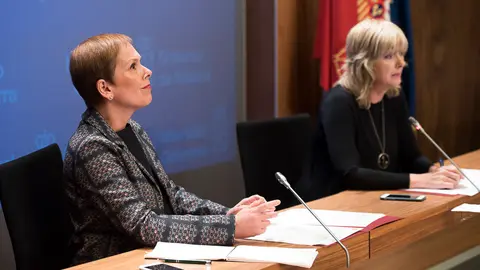 Uxue Barkos junto a Ana Ollo en rueda de prensa. PABLO LASAOSA