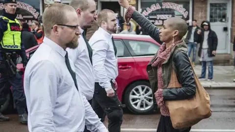 Heroína en Suecia por protestar frente a 300 nazis.