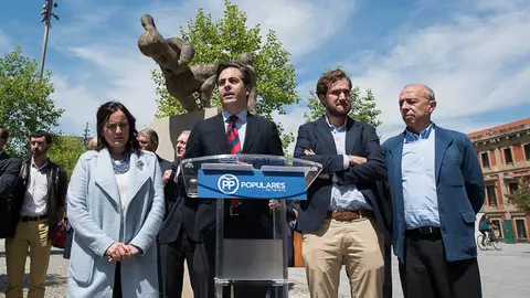 Homenaje al que fuera presidente del partido en Aragón, Manuel Giménez Abad, en el décimoquinto aniversario de su asesinato a manos de ETA. PABLO LASAOSA 5