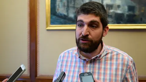 Aritz Romeo atiende a los medios en el Parlamento de Navarra. LASAOSA