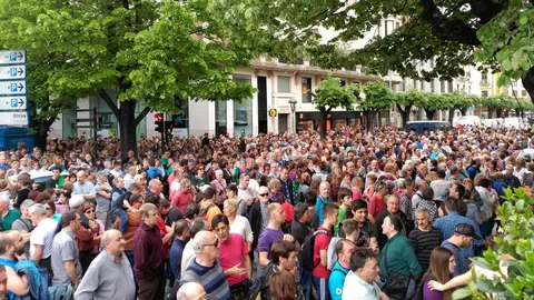 Varias personas se concentran ante la sede de UPN por el fin de las emisiones de ETB