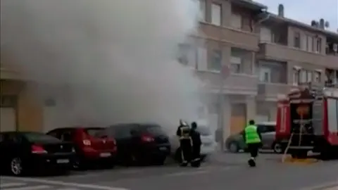Imagen del incendio de dos vehículos en Peralta.