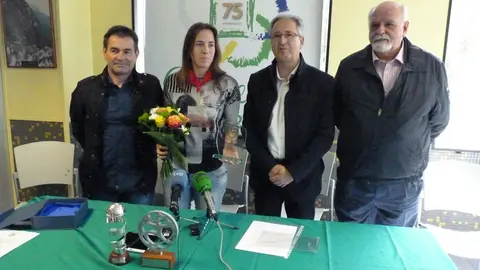 María Asurmendi con los regalos entregados en Oberena.