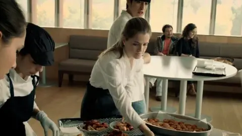 Equipo del Restaurante de Baluarte trabajando en un banquete.