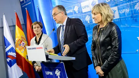 Enrique maya en una rueda de prensa acompañado por María Caballero y Ana Elizalde. PABLO LASAOSA