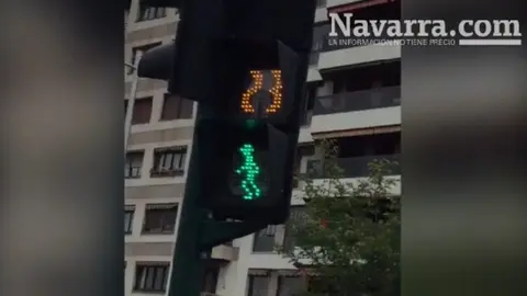 Imagen del semáforo, en Pamplona.