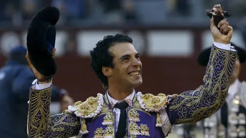 El diestro Jesús Martínez 'Morenito de Aranda' tras cortar una oreja a su segundo toro. EFE. KIKE HUESCA