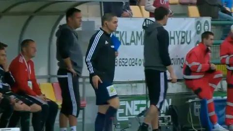 Árbitro borracho expulsado de un partido.