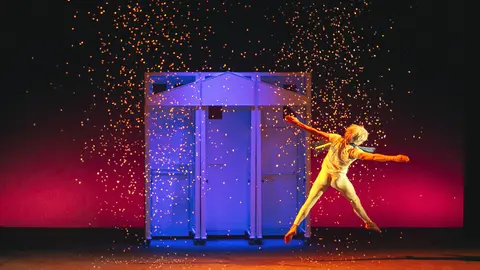 El chico de las zapatillas rojas.