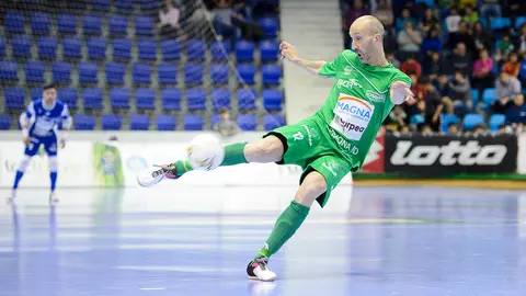 Partido de futbol sala entre el Magna XOta y El Pozo 3