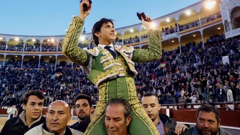 El diestro peruano Andrés Roca Rey sale a hombros tras la octava corridad de la Feria de San Isidro. EFE. MARISCAL