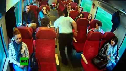 El maquinista avisa a los pasajeros del tren de un choque inminente.