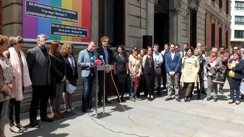 Los partidos y diferentes personalidades se concentran frente al Parlamento de Navarra por el Día contra la Homofobia. S. REDíN