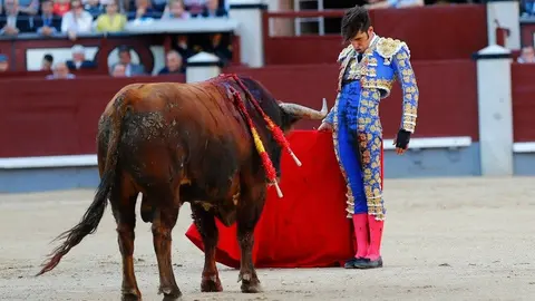 El diestro Alejandro Talavante con la muleta ante su primer toro. J.P. GANDUL. EFE