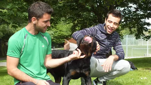 Iván y David Chica junto a su perro Gordo.