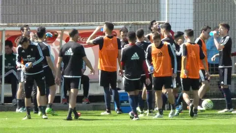 Los jugadores de Osasuna beben agua en Tajonar.