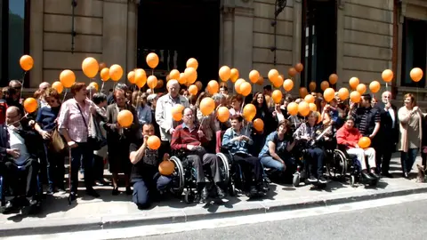 Suelta de globos en el Parlamento por el Día Mundial de la Esclerosis Múltiple. S. REDíN