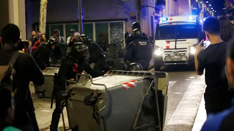 GRA586. BARCELONA. 24/05/2016.- Varios antidisturbios retiran contenedores volcados en el barrio de Gràcia, en Barcelona, donde se ha vivido una nueva noche de disturbios en la que se han reproducido los enfrentamientos entre jóvenes y fuerzas antidisturbios de los Mossos d'Esquadra. EFE/Alejandro García