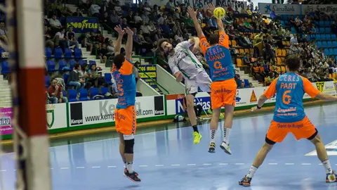 Partido entre Helvetia Anaitasuna y Villa de Aranda disputado en La Catedral de balonmano pamplonesa. (7). IÑIGO ALZUGARAY