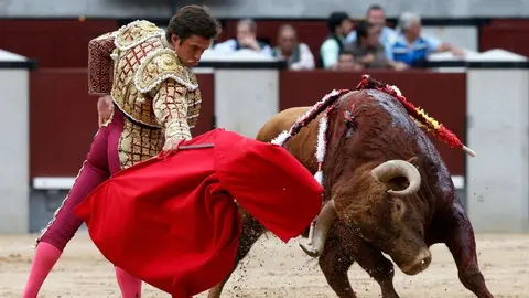 El diestro Julián López El Juli da un pase con la muleta a su primer toro durante la vigésima de la feria de San Isidro. EFE. KIKO HUESCA