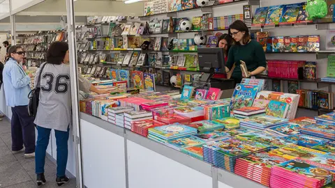 La Plaza del Castillo acoge la XV Feria del Libro de Pamplona en la que participan 12 librerías de la ciudad.(3). IÑIGO ALZUGARAY