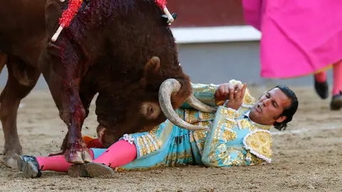 GRA487. MADRID, 27/05/2016.- El diestro David Mora sufre un revolcón de su primer toro, durante la vigésimo segunda de la feria de San Isidro, hoy en la Monumental de Las Ventas, en la que ha compartido cartel con David Fandila 'El Fandi' y Alberto López Simón ante reses de la ganadería El Pilar. EFE/Kiko Huesca