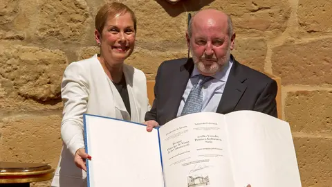 GRA144. OLITE (NAVARRA) 28/05/2016.- El director teatral y profesor Ignacio Aranguren (Pamplona, 1953) tras recibir hoy el Premio Príncipe de Viana de la Cultura 2016, de manos de la presidenta del Gobiereno de Navarra, Uxue Barkos (i), en un acto celebrado en el Palacio Real de Olite que, por primera vez, no ha contado con presencia de representantes de la Casa Real española. EFE/Villar López