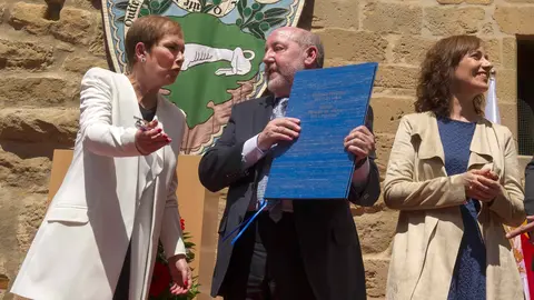 GRA167. OLITE (NAVARRA) 28/05/2016.- El director teatral y profesor Ignacio Aranguren, junto a la presidenta del Gobierno de Navarra, Uxue Barkos (i) y la consejera de Cultura del Gobierno de Navarra, Ana Herrera tras recibir hoy el Premio Príncipe de Viana de la Cultura 2016 en un acto celebrado en el Palacio Real de Olite que, por primera vez, no ha contado con presencia de representantes de la Casa Real española. EFE/VILLAR LÓPEZ