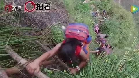 La escalada que deben realizar unos niños de China para llegar a la escuela