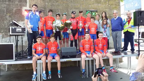 Pódium con los ganadores del Memorial ciclista.