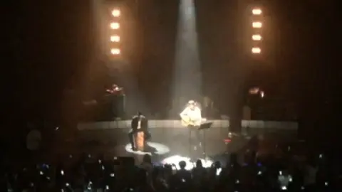 Manuel Carrasco, durante el concierto ofrecido en Pamplona ayer domingo. 