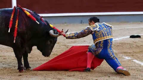 El diestro Rafael Rubio Rafaelillo con su segundo durante la vigésimo quinta de la feria de San Isidro hoy en Las Ventas. EFE. J.P.GANDUL
