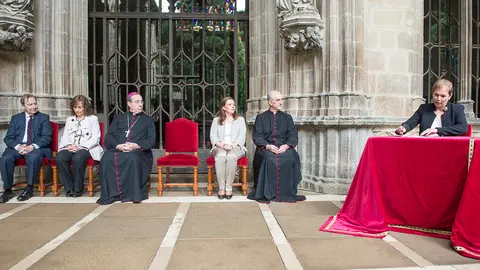 El Gobierno de Navarra, Arzobispado, Fundación Caja Navarra y la Caixa firman el convenio para la restauración del claustro de la catedral, acto al que asiste la presidenta (16)