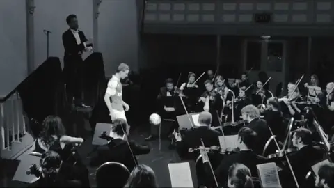 Urbina y Monreal en una imagen del vídeo.