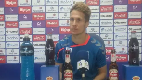 Néstor Susaeta en rueda de prensa. Twitter Real Oviedo.