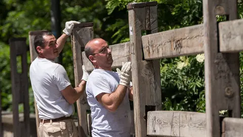 Inicio de la instalación del vallado del encierro en la Cuesta de Santo Domingo. (19). IÑIGO ALZUGARAY