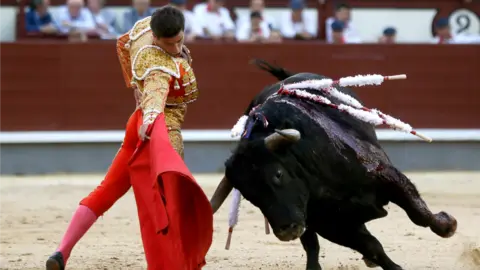 GRA487. MADRID, 02/06/2016.- El diestro Rubén Pinar da un pase al seguno de su lote durante la vigésimo octava de la feria de San Isidro, en la que compartió cartel con Luis Miguel Encabo y Fernando Robleño en la Monumental de Las Ventas, en Madrid. EFE/Fernando Alvarado