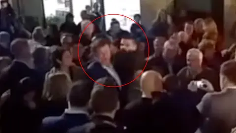 Momento de la agresión a Rajoy.