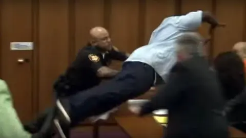 Un hombre salta a por el asesino de su hija al verlo sonreír en el juicio