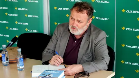 Pablo Carbonell presenta El mundo de la tarátula en la Feria del Libro de Pamplona. S. REDíN (3)