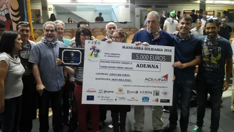 Entrega del cheque a la asociación.
