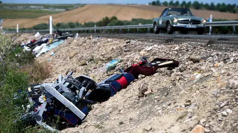 GRA107 CÓRDOBA (Andalucía).- Restos del accidente de autocar que ha tenido lugar esta madrugada en Córdoba que se ha saldado con dos muertos, uno de ellos madrileño, y 49 heridos, tres de ellos graves, tras chocar con un camión.Los dos fallecidos eran los conductores del autobús siniestrado, uno de los cuales era de Madrid, de 57 años y conducía el autobús en el momento del siniestro, mientras que el otro, de 51 años, era natural de Linares (Jaén).En el autobús viajaban pasajeros de nueve nacionalidades diferentes, entre ellos 31 de origen marroquí, 16 españoles, un colombiano, un ecuatoriano y un estadounidense, según ha informado la Junta de Andalucía.EFE/Rafa Alcaide