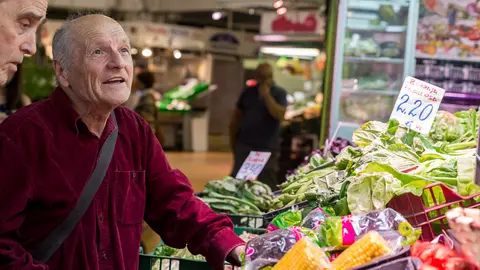 El pintor Antonio López adquiere alimentos en el Mercado del Ensanche de Pamplona, en compañía de Juan José Aquerreta, para componer un bodegón en el taller que imparte en e (60)