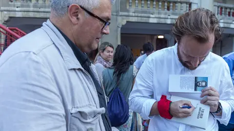 Chapu Apaolaza presenta su libro _7 de julio_ en el apartado de la Plaza de Toros de Pamplona. (2). IÑIGO ALZUGARAY