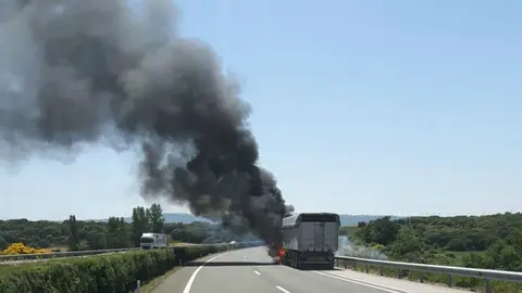 Arde un camión en la AP-15. PF
